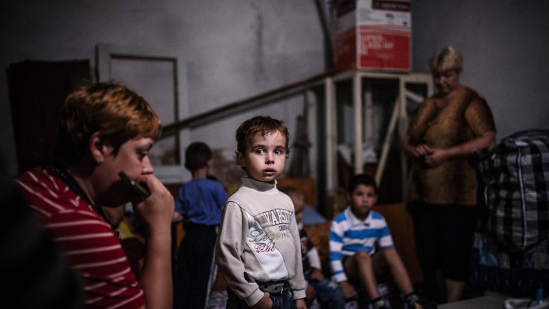 Fotografija: Več kot 90 odstotkov mladoletnikov, ki so bili pred izbruhom vojne v internatih in domovih, ima starše. FOTO: Dimitar Dilkoff/Afp
