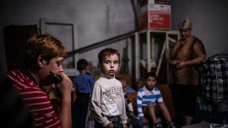 Fotografija: Več kot 90 odstotkov mladoletnikov, ki so bili pred izbruhom vojne v internatih in domovih, ima starše. FOTO: Dimitar Dilkoff/Afp