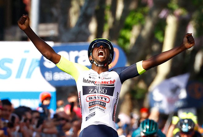 Biniam Girmay je prvi temnopolti afriški zmagovalec etape na tritedenskih dirkah. FOTO: Luca Bettini/AFP
