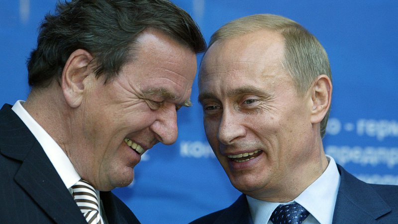 Fotografija: Gerhard Schröder je več kot dve desetletji tesen prijatelj in zagovornik ruskega predsednika. Foto Maxim Marmur/AFP
