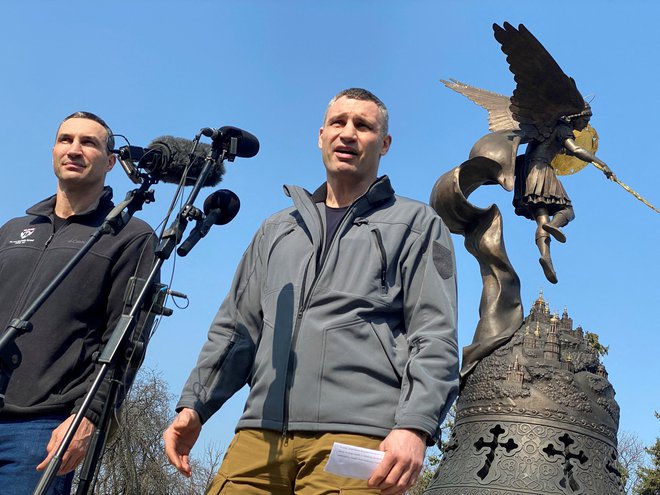 Župan Kijeva Vitalij Kličko (desno) in njegov brat Vladimir sta ena od osrednjih osebnosti ukrajinskega odpora. FOTO: Sergiy Karazy/Reuters
