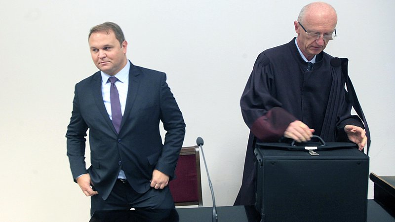 Fotografija: Matej Raščan (na fotografiji z odvetnikom Stojanom Zdolškom) bo kmalu prestal zaporno kazen. FOTO: Mavric Pivk
