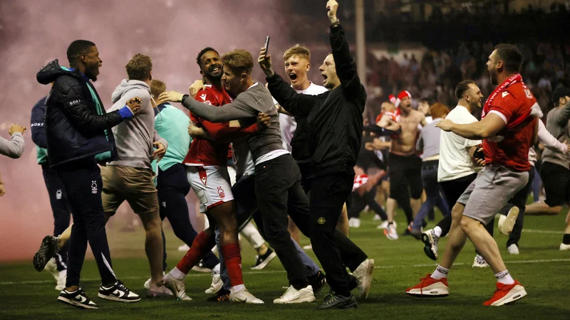 Fotografija: Cafu, vezist Nottingham Foresta, slavi z navijači po koncu povratnega obračuna s Sheffield Unitedom. FOTO: Molly Darlington/Reuters