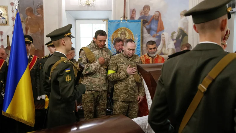 Fotografija: Ukrajinski borci so se v Kijevu poslovili od kolega Denisa Antipova, ki je bil pred kratkim ubit v spopadu z ruskimi silami. FOTO: Valentin Ogirenko/Reuters