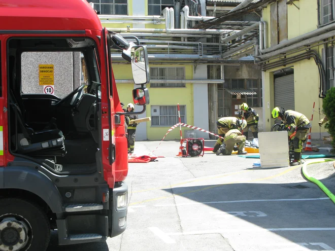 Klor je ušel na območju med skladiščem klora in obratom kloralkalne elektrolize. FOTO: Polona Malovrh
