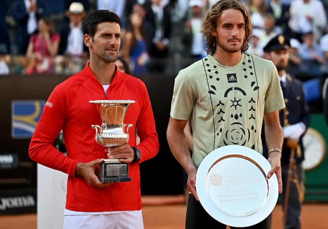 Novak Đoković in Stefanos Cicipas po nedavnem finalu v Rimu. FOTO: Andreas Solaro/AFP
