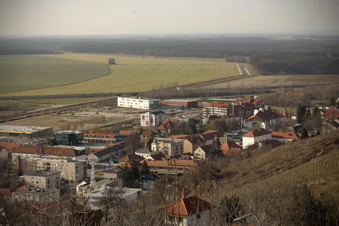 Državni geodeti so lani zabeležili največje število kupoprodaj zemljišč za gradnjo večstanovanjskih stavb in stanovanjskih hiš od časov pred krizo nepremičninskega trga leta 2008. FOTO: Jure Eržen/Delo