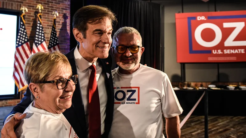 Fotografija: Dr. Oz (v sredini) po prepričanju mnogih v republikanski stranki ni dovolj na nacionalistični desnici. FOTO: Stephanie Keith/AFP