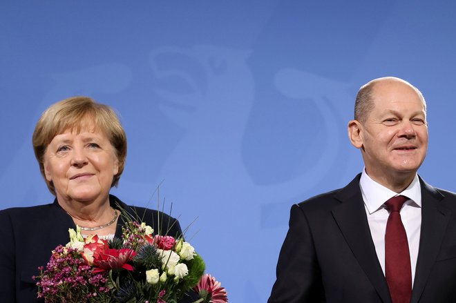Vsi nekdanji nemški kanclerji ob koncu mandata dobijo prostore in osebje, vključno s tajništvom, šoferji in varnostniki. Na fotografiji nekdanja kanclerka Angela Merkel in njen naslednik Olaf Scholz. Foto Fabrizio Bensch/Reuters
