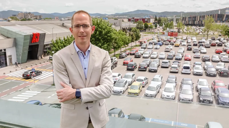 Fotografija: Miha Mermal, izvršni direktor za marketing in trajnostni razvoj BTC, ocenjuje, da se bo letos število obiskov ljubljanskega središča BTC City povečalo za okoli pet odstotkov glede na obdobje pred epidemijo. FOTO: Črt Piksi/Delo
