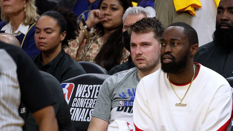 Fotografija: Luka Dončić tako kot ostali člani začetne peterke Dallasa ob visokem zaostanku ni odigral zadnjih minut prve tekme v San Franciscu. FOTO: Harry How/AFP