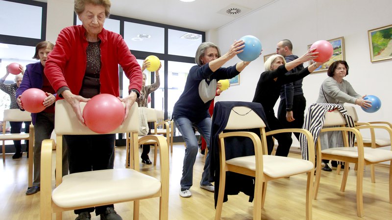 Fotografija: Pri 86 letih je pravkar praznovala prvo polno leto rednega obiskovanja fitnesa, kjer trikrat na teden dviguje uteži. FOTO: Roman Šipić/Delo
