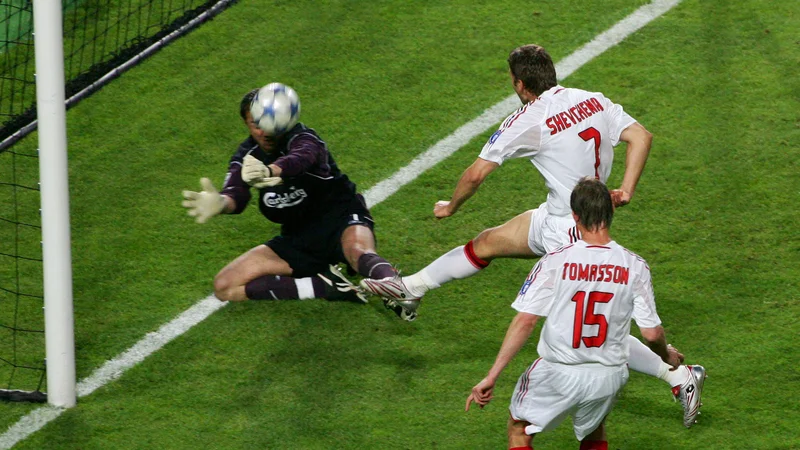 Fotografija: Liverpoolov vratar Jerzy Dudek je gol Andreja Ševčenka preprečil s papeževo roko. Foto Stefano Rellandini/Reuters