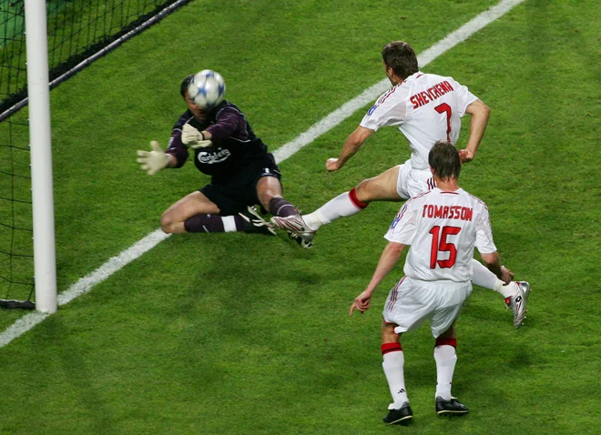 Liverpoolov vratar Jerzy Dudek je gol Andreja Ševčenka preprečil s papeževo roko. Foto Stefano Rellandini/Reuters
