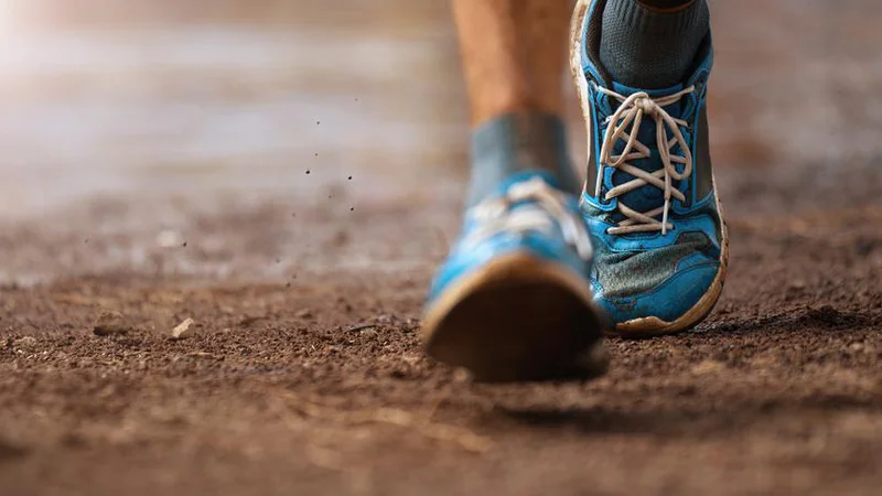 Fotografija: Mnogi se še vedno sprašujejo, ali je hoja dovolj dobra športna rekreacija. Sprašujejo se najbrž zato, ker hojo podcenjujejo. FOTO: Arhiv Polet/Shutterstock