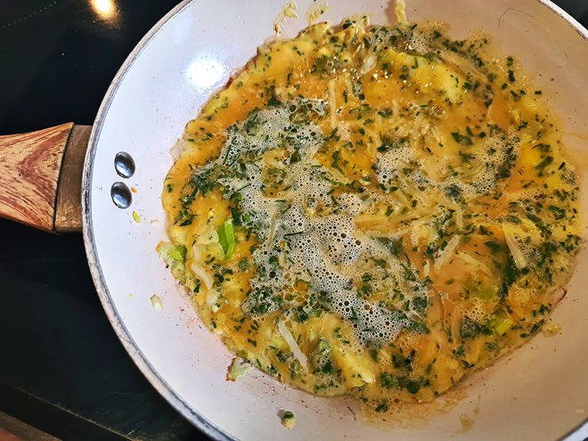 Poletov recept: omleta z zelišči. FOTO: Tanja Drinovec/Delo
