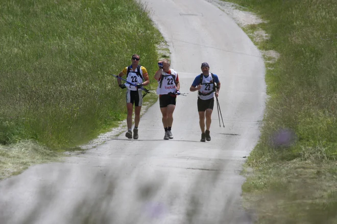 Pravzaprav je veliko intervalnih treningov za tekače najbolje opraviti navzgor, nekateri trenerji kar približno 80- odstotkov vseh intervalnih treningov predpišejo na vzponih. FOTO: Špela Ankele
