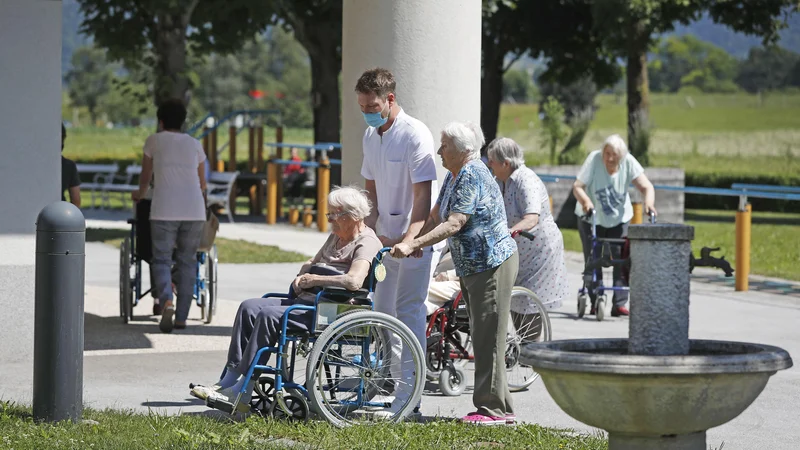 Fotografija: Po zakonu o dolgotrajni oskrbi bi pravice v institucionalnem varstvu in do oskrbovalca družinskega člana začele veljati 1. januarja 2023, na domu in do denarnega prejemka pa leta 2024. FOTO: Leon Vidic