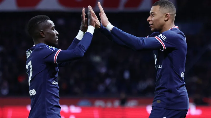 Fotografija: Idrissa Gueye (levo) proslavlja s francoskim zvezdnikom Kylianom Mbappejem po zadetku na aprilski prvenstveni tekmi proti Lorientu. FOTO: Sarah Meyssonnier/Reuters