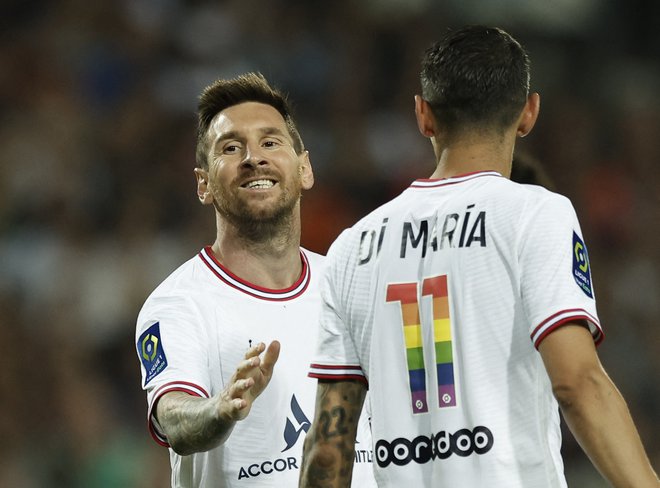 Argentinca Lionel Messi in Angel Di Maria v dresih z mavrično številko med dvobojem v Montpellierju. FOTO: Benoit Tessier/Reuters

