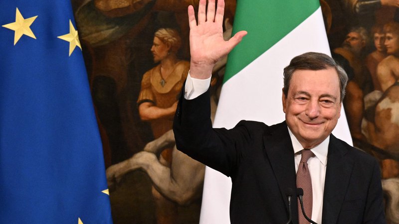 Fotografija: Premier Mario Draghi je poudaril, da je italijanska mirovna pobuda akcija za vrnitev vodilne vloge Evropske unije. FOTO: Tiziana Fabi/AFP
