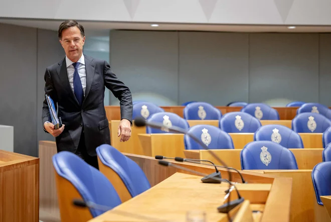 Nizozemski premier Mark Rutte je na čelu vlade že dvanajsto leto zapored. FOTO: Robin Van Lonkhuijsen/AFP
