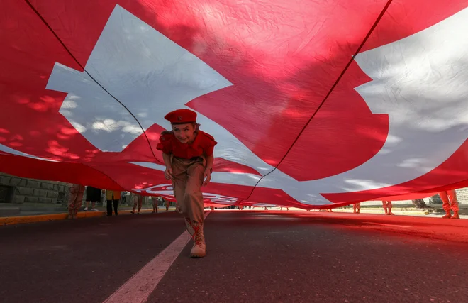 Na Krimu, ki bo še dolgo časa jedro spora med Rusijo in Ukrajino, so včeraj praznovali stoto obletnico ustanovitve pionirske organizacije. FOTO:&nbsp;Aleksej&nbsp;Pavlišak/Reuters
