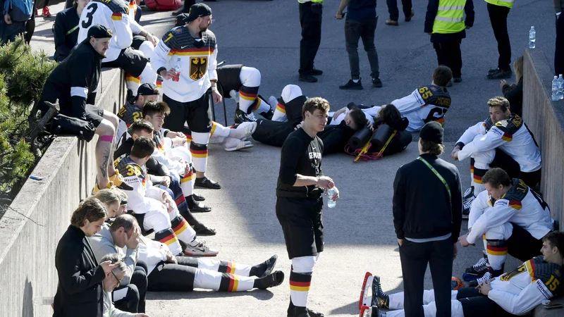 Fotografija: Nemški hokejisti so takole pred dvorano čakali na začetek tekme v Helsinkih. FOTO: Jussi Nukari/AFP