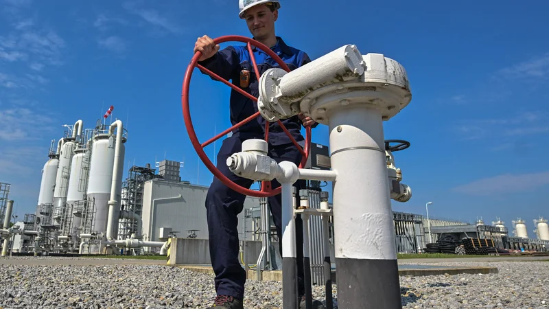 Fotografija: Evropski poslanci so pozvali k obdavčitvi visokih dobičkov energetskih družb, kot je storila Italija, ki naj bi tako zbrala več milijard evrov. FOTO: Joe Klamar/AFP