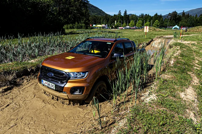 Terenska vožnja je bila za mnoge prvo srečanje s takim vozilom in takim terenom. FOTO: AMZS/Uroš Modlic
