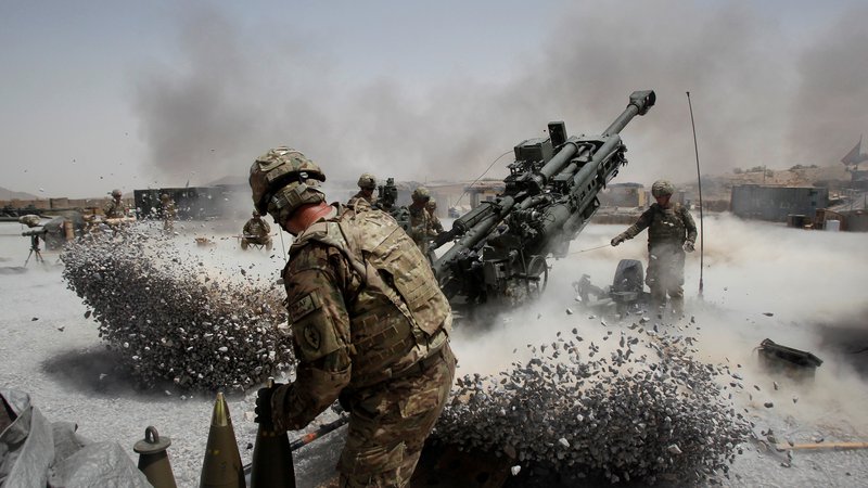Fotografija: Ameriška vojska pri izstreljevanju havbic. FOTO: Baz Ratner/Reuters
