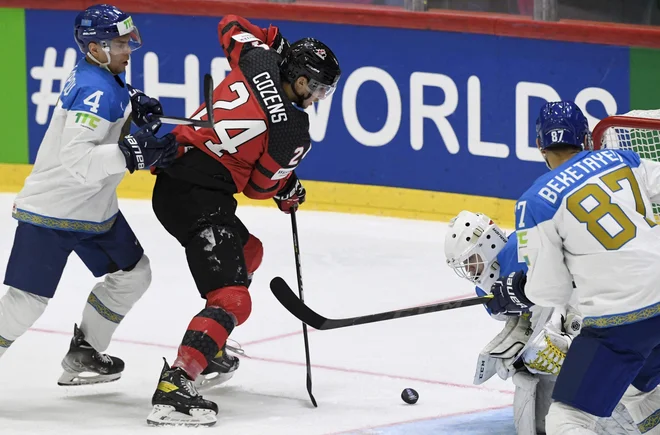 Dylan Cozens (na sredini) je zablestel s trojčkom golov. FOTO: Jussi Nukari/AFP
