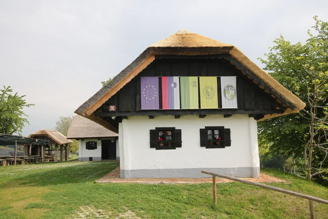 Kljub trem požarom Puhov muzej v Sakušaku stoji in je na voljo številnim obiskovalcem. FOTO: Jože Pojbič
