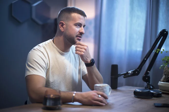Klemen Selakovič, avtor podcasta Aidea, najbolj poslušanega podcasta pri nas. &nbsp; FOTO: Jure Eržen
