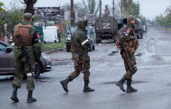 Pripadniki proruskih sil. FOTO: Alexander Ermochenko/Reuters
