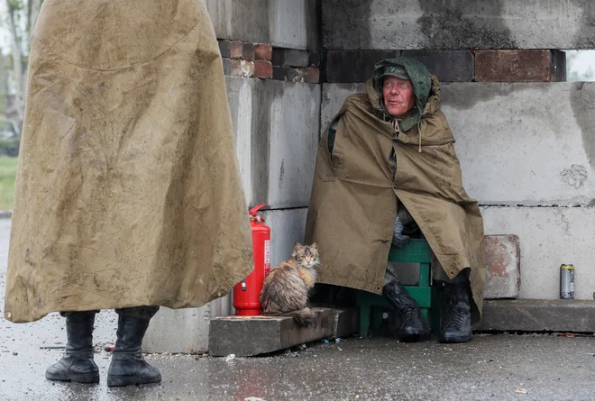 Prizor iz bližine jeklarne Azovstal. FOTO: Alexander Ermochenko/Reuters
