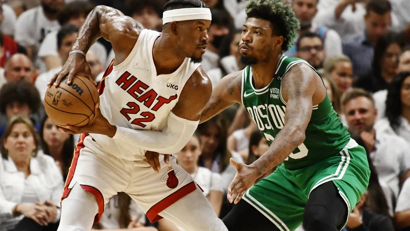 Prvi finalni dvoboj zahodne konference je Marcus Smart (desno) izpustil, v drugem pa je bil prvi mož Bostona ob prepričljivi zmagi proti Miamiju, navkljub vnovič strelsko razpoloženemu Jimmyju Butlerju. FOTO: Jim Rassol/Usa Today Sports