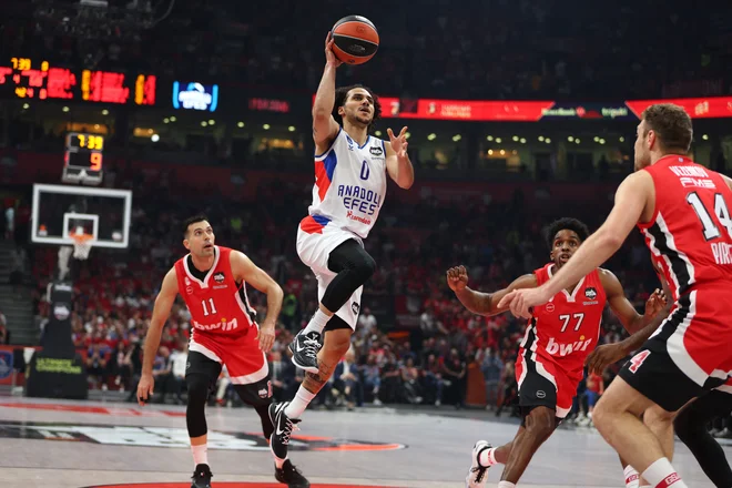 Prvi mož Anadolu Efesa Shane Larkin je utišal polno dvorano navijačev Olympiakosa. FOTO: Marko Djurica/Reuters
