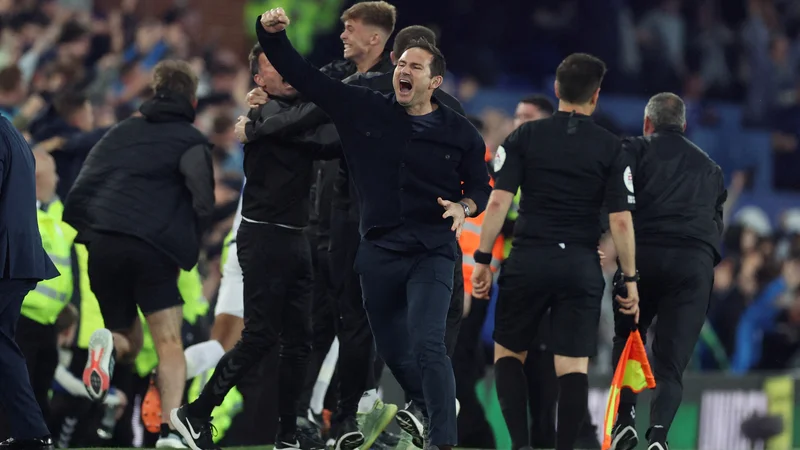 Fotografija: Ko so nogometaši Evertona izpeljali preobrat v drugem polčasu in premagali Crystal Palace za obstanek, si je dal duška tudi trener Frank Lampard. FOTO: Phil Noble/Reuters