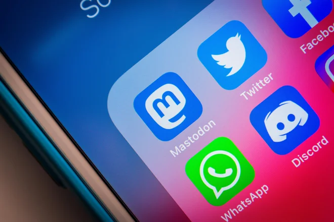 Na prvi pogled je mastodon precej podoben twitterju: na strani se pojavljajo kratke objave različnih oseb, ki jim sledimo; lahko jih všečkamo z zvezdico in delimo dalje. A med omrežjema so tudi bistvene razlike. FOTO: Shutterstock