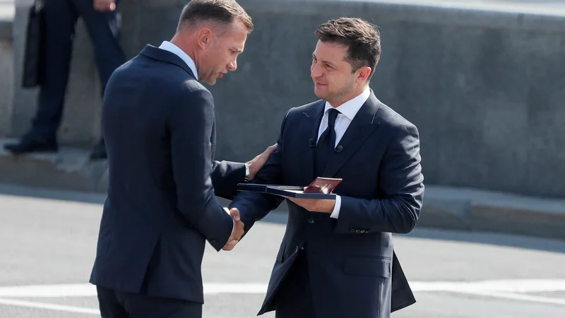 Fotografija: Predsednik Ukrajine Volodimir Zelenski je Andreju Ševčenku (levo) namenil pomembnno vlogo pir obnovi države. FOTO: Gleb Garanich/Reuters
