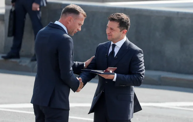 Predsednik Ukrajine Volodimir Zelenski je Andreju Ševčenku (levo) namenil pomembnno vlogo pir obnovi države. FOTO: Gleb Garanich/Reuters

