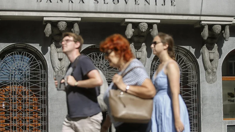 Fotografija: Banke zaradi spremenjenih makroekonomskih razmer spet bolj oblikujejo slabitve in rezervacije, ugotavlja Banka Slovenije. FOTO: Blaž Samec/Delo
