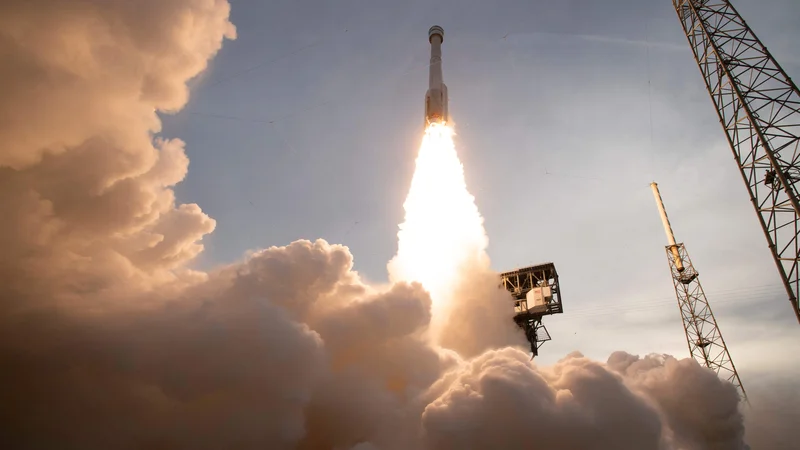 Fotografija: Atlas 5 je vzletel s Floride. FOTO: Joel Kowsky/Nasa/AFP
