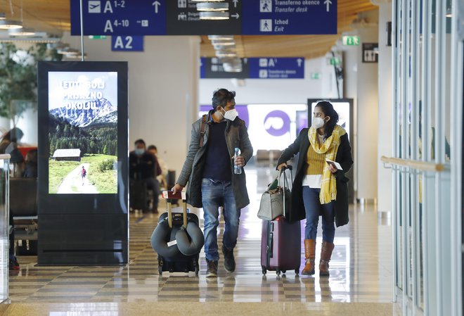 Letališča bodo morala v prihodnje gotovo izboljšati svoj ogljični odtis. FOTO: Leon Vidic/Delo
