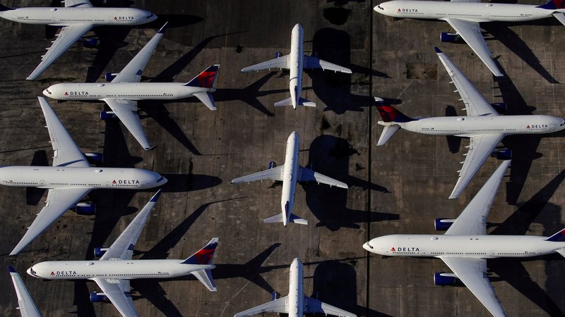 Fotografija: Letalske družbe so med pandemijo zaradi omejitev potovanj zmanjšale število zaposlenih, ki jih zdaj na trgu težko dobijo, zaradi česar previdno izbirajo destinacije.

FOTO: Elijah Nouvelage/Reuters
