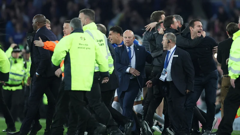 Fotografija: Trener Liverpoolčanov Frank Lampard proslavlja po odločilni zmagi, ki je Evertonu vendarle zagotovila obstanek med elito. Patrick Vieira (levo) se je podal proti slačilnicam, ki pa so na štadionu Goodison Park na drugi strani zelenice ... FOTO: Carl Recine/Reuters