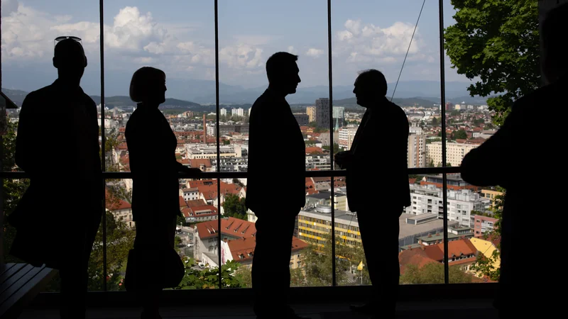 Fotografija: Tisti, ki so pripravljeni delati za skupne cilje in se zanje tudi javno izpostaviti, so dobrodošli, praksa stricev iz ozadja pa je po besedah Roberta Goloba preteklost. FOTO: Voranc Vogel
