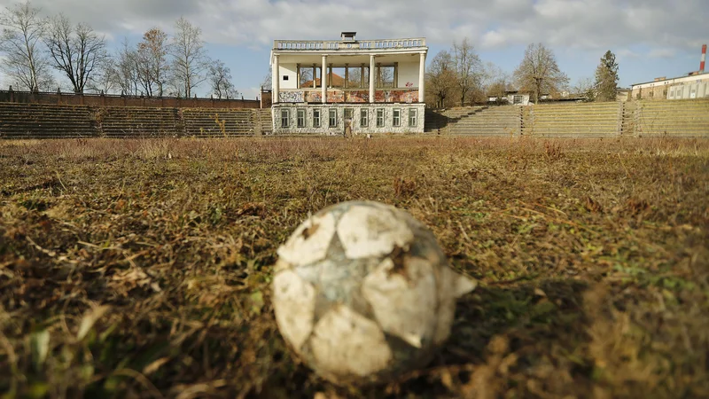 Fotografija: Stadion bi po zavarovanju nevarnih predelov lahko postal odprt javni rekreacijski park po vzoru preizkušenih praks v Ljubljani in v tujini. Foto Leon Vidic/Delo
