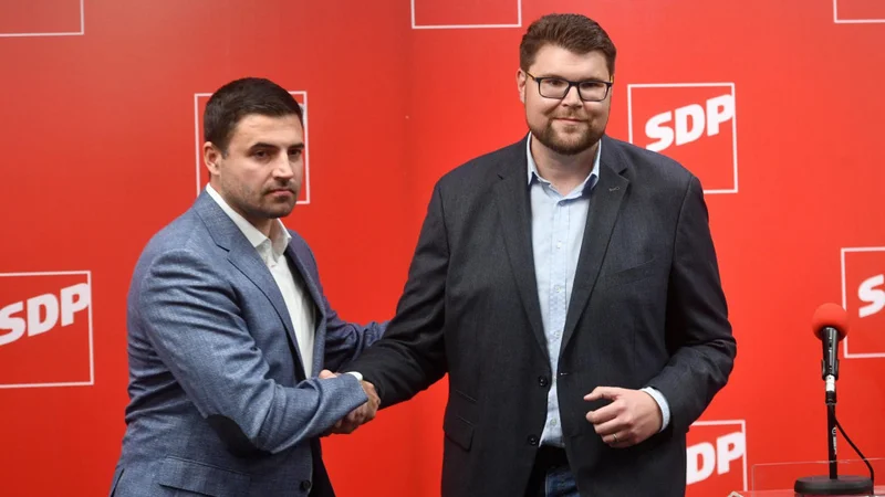 Izključeni nekdanji predsednik SDP Davor Bernardić (levo) bo z novo stranko močna konkurenca levosredinski SDP, ki jo zdaj vodi Peđa Grbin. FOTO: Goran Mehkek/Cropix
